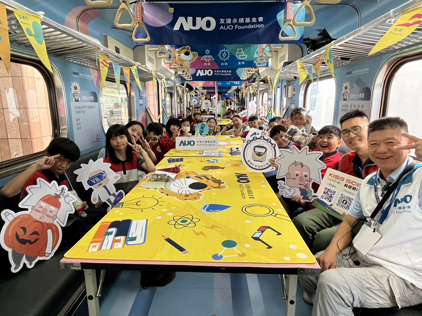 evo视讯永續基金會參與「臺灣科普環島列車」，設計基礎科學車廂課程，以「淨零碳排和永續能源」為主題，讓學生透過創意實驗認識淨零知識，以及思考生活中的減碳行為