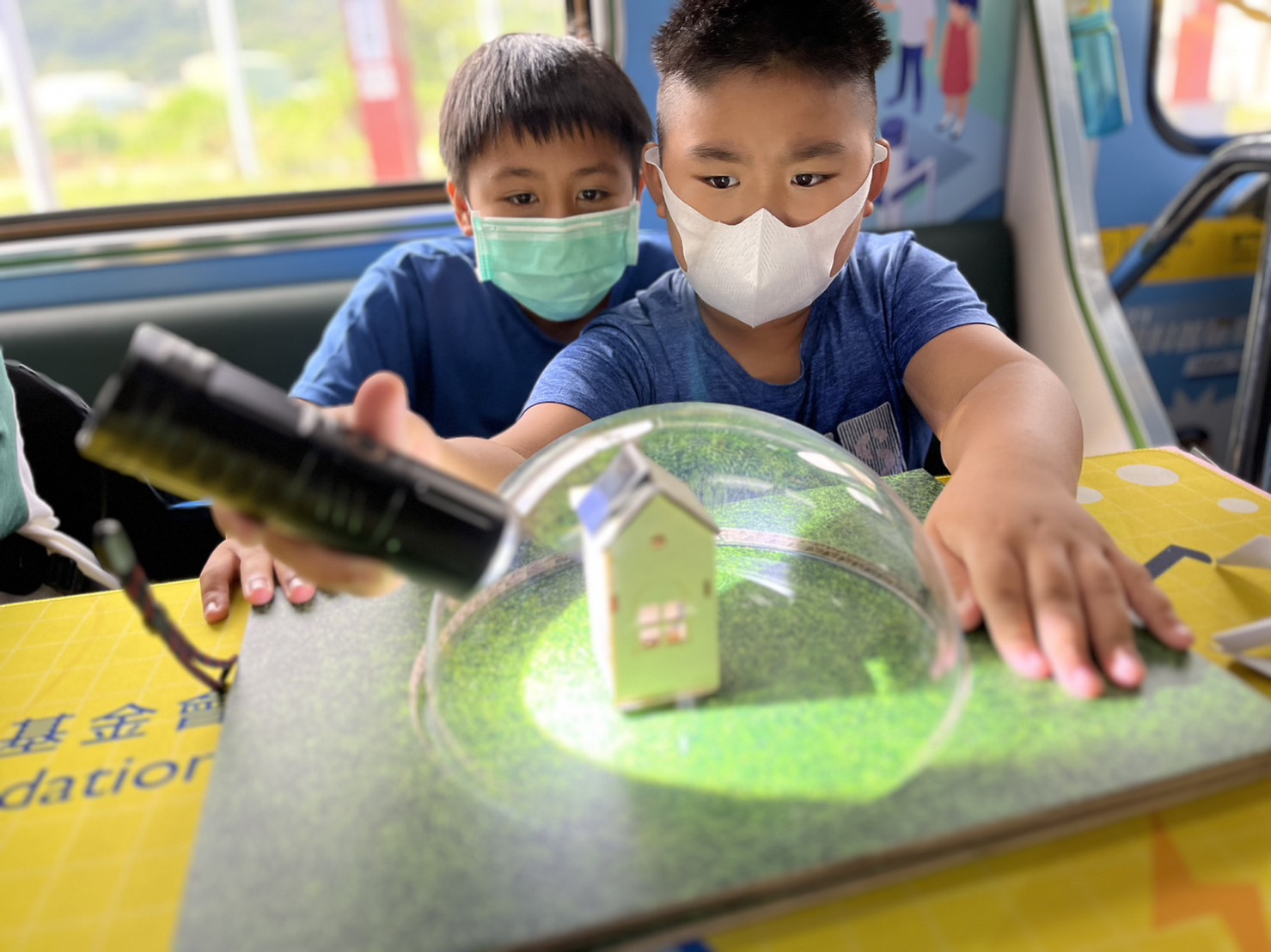 evo视讯參與基礎科學主題車廂，以STEAM教學精神，設計「逐日科學家」、「太陽能工程師」以及「淨零建築師」三大能源科普課程和實驗