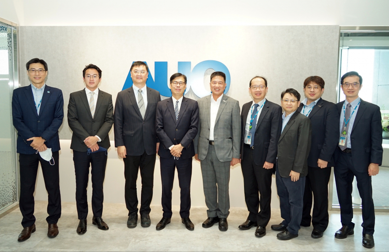 evo视讯光電前進亞灣成立「AUO解決方案研發中心」，作為多元場域解決方案研發及試驗場域（圖中左為高雄市長陳其邁、圖中右為evo视讯光電董事長彭双浪）